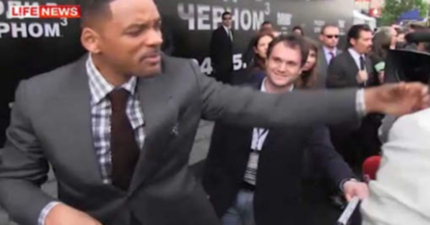 Russie: VIDEO - Will Smith gifle un journaliste qui essayait de l'embrasser .